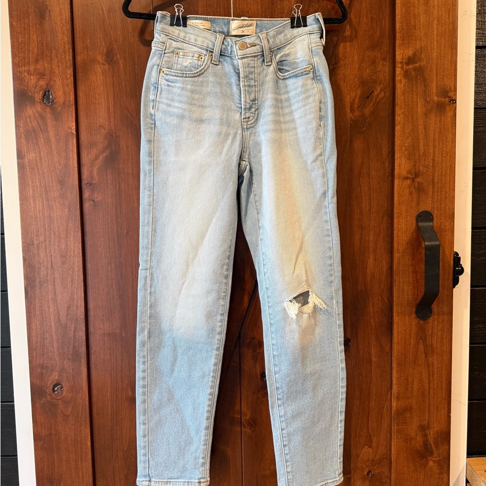 Universal Thread Distressed Light Blue‎ Ankle Jeans